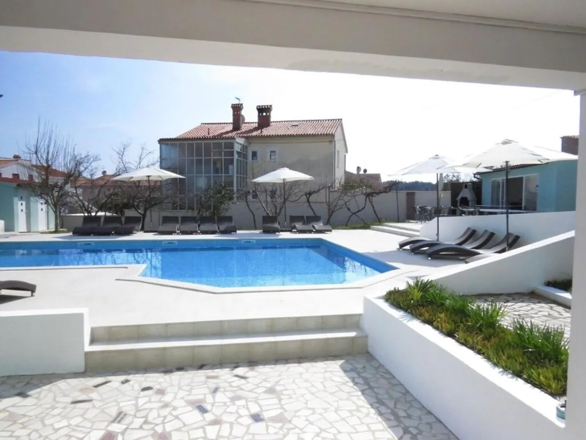 Resindenz Benni Mit Beheiztem Grossem Pool Apartment Medulin